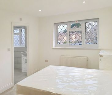 Corby Drive, Englefield Green, Egham, TW20 0TR - Photo 2