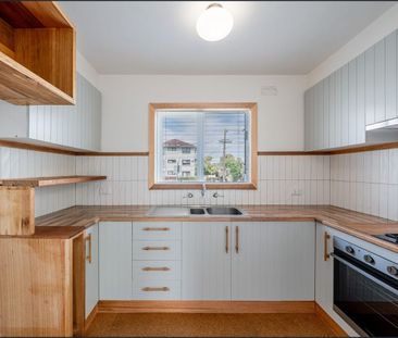 Gorgeous Ground Floor Apartment with Private Courtyard - Photo 3