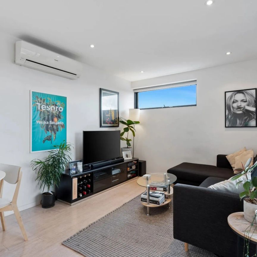 Sleek St Kilda Living with Skyline Views - Photo 1