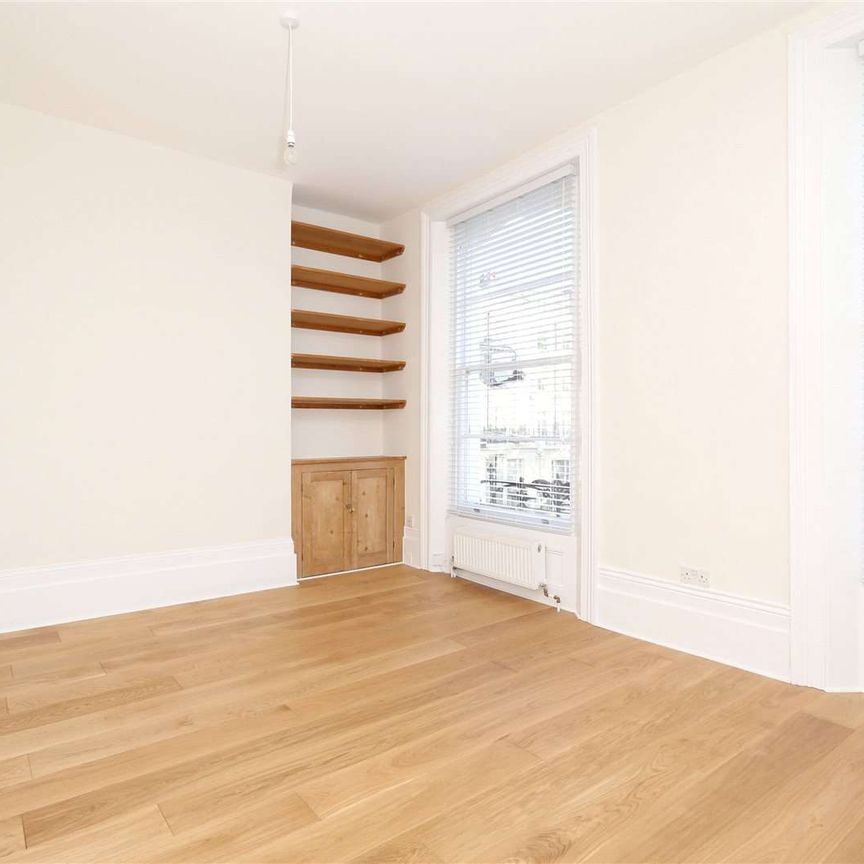 A bright one bedroom apartment in an attractive period house overlooking Arundel Square. - Photo 1