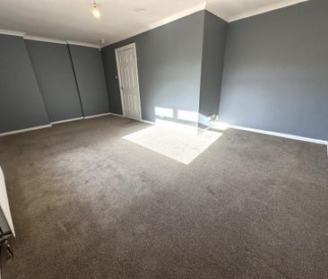 4 bedroom end of terrace house to rent - Photo 2