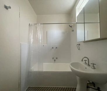 “LIGHT FILLED APARTMENT!” - Photo 4