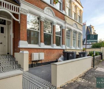 Plush en-suite bedroom CrouchEnd - Photo 4