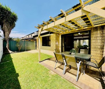 Beautifully Furnished 3 Bedroom, 2 Bathroom Modern Townhouse - Photo 1