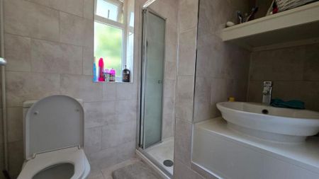 1 bedroom in a house share to rent - Photo 5