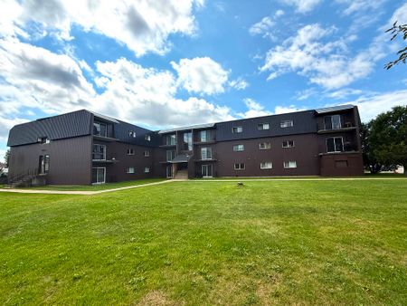 Sumac Place Apartments - ALL INCLUSIVE - Photo 3