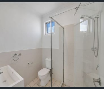 Unfurnished 2 Bedroom 1.5 Bathroom Townhouse in City for Rent !!! - Photo 2