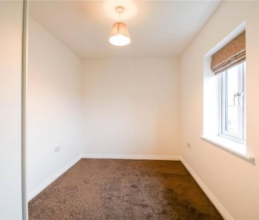 4 bedroom semi-detached house to rent - Photo 3