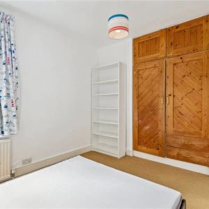 2 bedroom flat in Chiswick - Photo 2