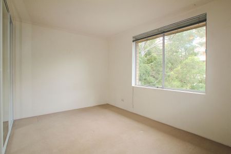 Spacious Apartment with Leafy Outlook ** Available 15/11/25 ** - Photo 3