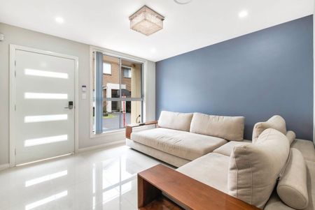 MODERN AND SPACIOUS Four Bedroom Family Townhouse IN PONDS HIGH SCHOOL & RIVERBANK PUBLIC SCHOOL CATCHMENT! - Photo 3