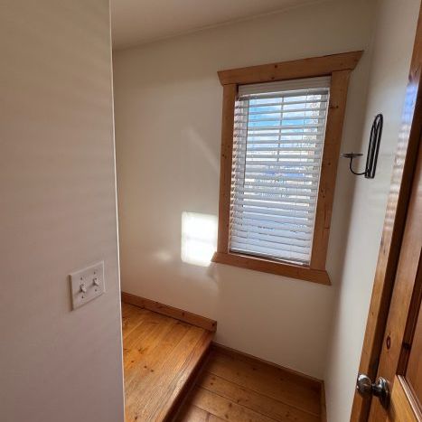 Carriage House, 2 bed, 1 bath: Knox Mountain- Dec.1st - Photo 1