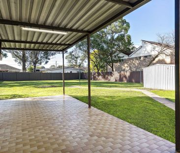 Freshly Painted 3 Bedroom Home - Photo 4