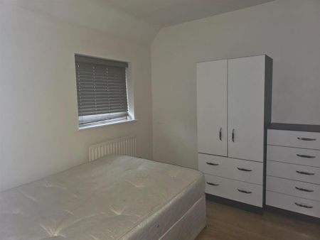 4 bedroom flat to rent - Photo 3