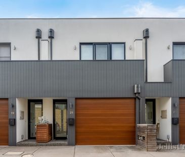 Three Bedroom Townhouse with Courtyard in Prime Location - Photo 1