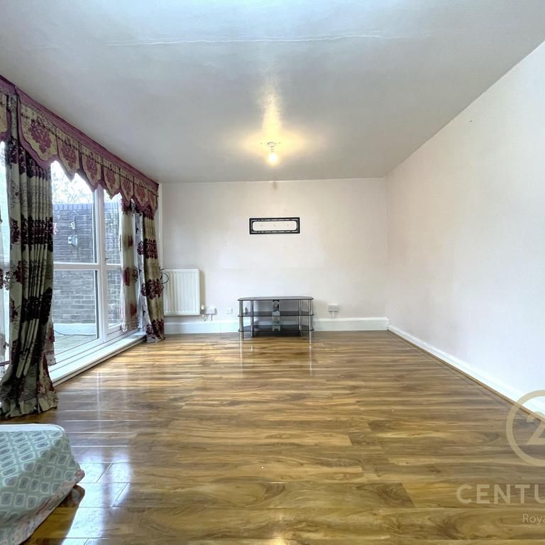 4 bedroom flat to rent - Photo 1