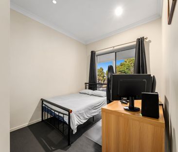 MODERN 3 BEDROOM HOME WITH DUCTED AIRCON & SOLAR - Photo 4