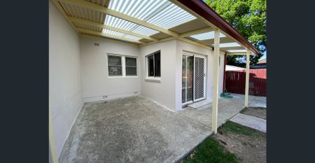 Spacious Family Semi-Detached Home !! - Photo 2