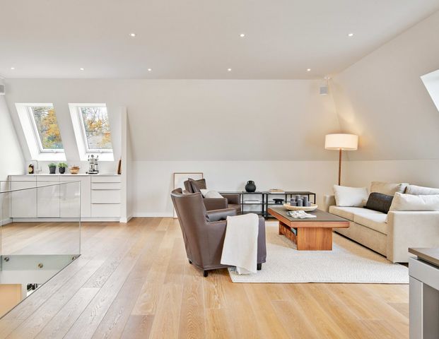 Geräumige Architekten-Villa von 2023 mit Lift, Tiefgarage und Spa-Bereich - Foto 1