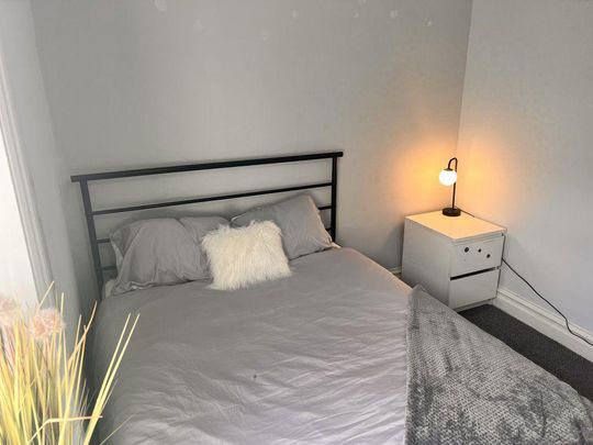 1 bedroom in a house share to rent - Photo 1