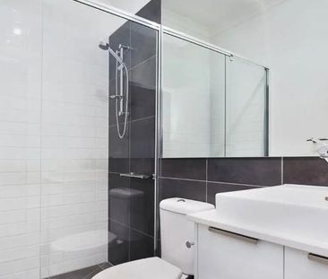 2 Bedroom Modern Townhouse - Photo 2