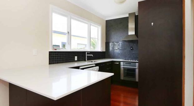 THREE BEDROOMS - WEST END - Photo 1