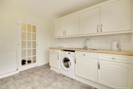A 1 Bedroom Flat in Charlton Kings GL53 9BQ - Photo 2