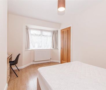 4 bedroom semi-detached house to rent - Photo 2