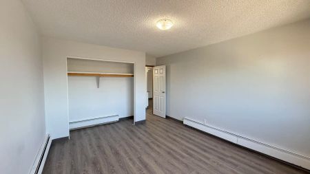 Castleview — Classic 1 Bed 1 Bath - Spacious - HEAT & WATER INCLUDED starts at $1295 - Photo 2