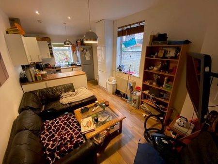 5 bedroom private hall to rent - Photo 2