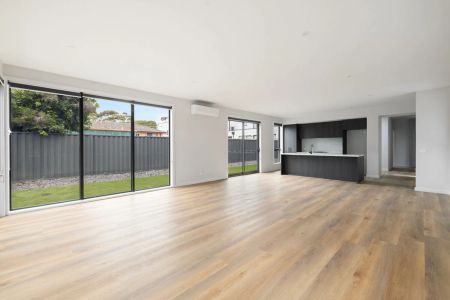 Spacious 4-Bedroom Townhouse for Rent - Photo 2