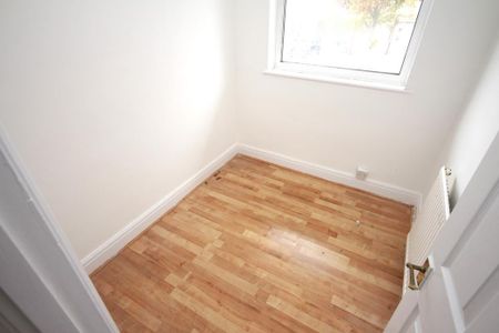 4 bedroom semi-detached house to rent - Photo 4