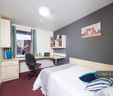 1 bedroom in a flat share to rent - Photo 2