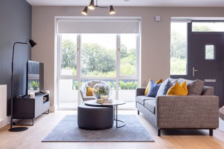 3 Bedroom Apartment - Photo 2