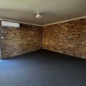 WELL PRESENTED 2 BEDROOM UNIT!!! - Photo 2