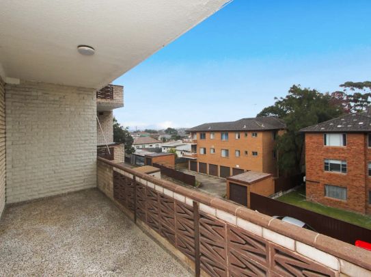 “Expansive 3 bedroom unit” - Photo 1