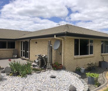 This is a spacious brick family home on a 811m2 section boasting fo... - Photo 3