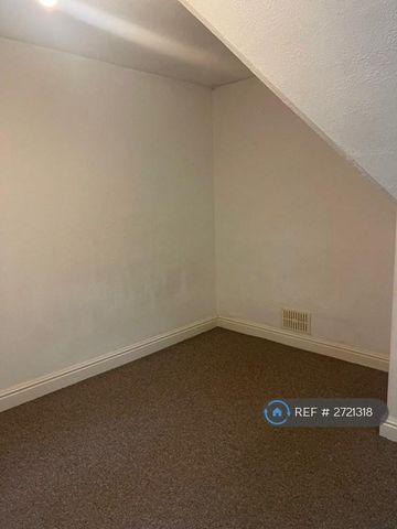 3 bedroom flat to rent - Photo 5