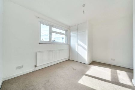 Detached home with views of the River Itchen. - Photo 3