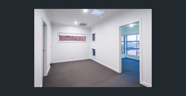 Modern townhouse within walking distance to the beach! - Photo 1