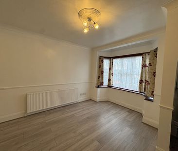 3 Bed Terraced House, Gresham Road, E16 - Photo 2