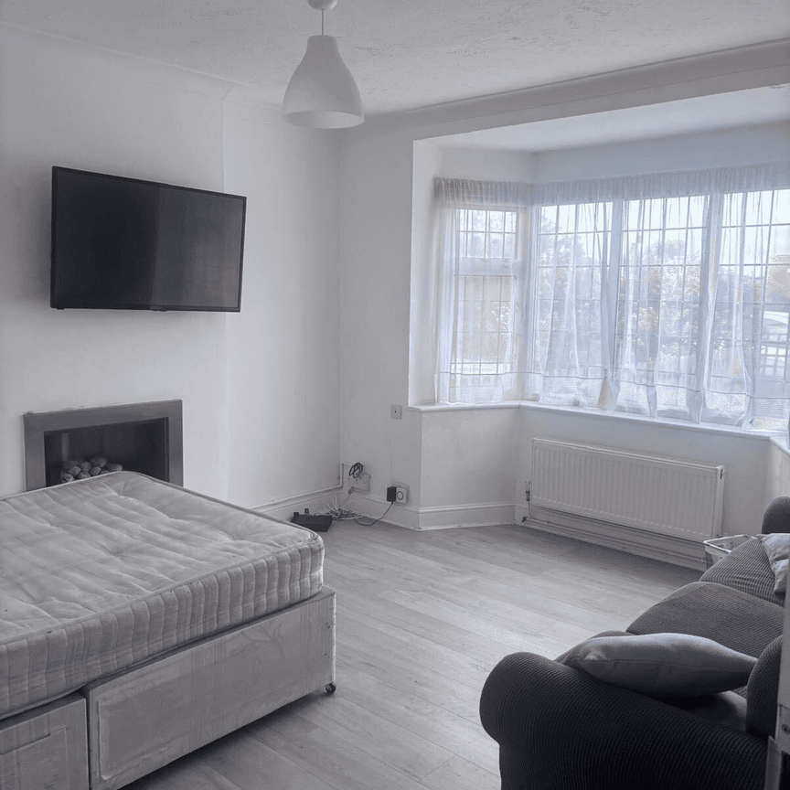 West View, Feltham, TW14 - Photo 1