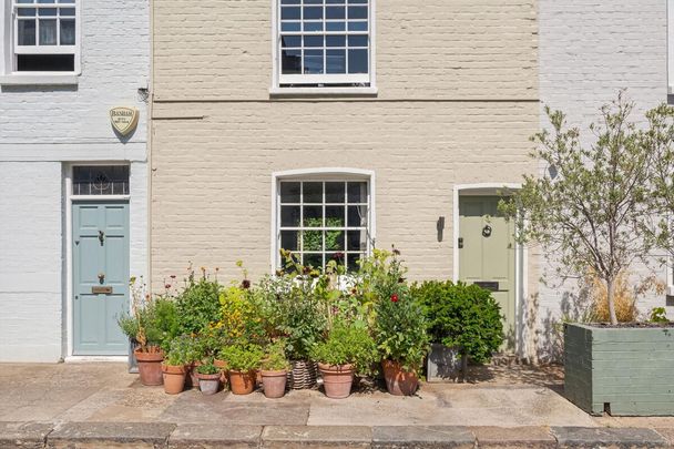 Charming three-bedroom mews home with a private courtyard garden in a peaceful Chelsea pocket. - Photo 1