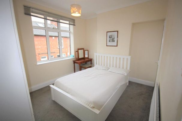 4 bedroom end of terrace house to rent - Photo 1