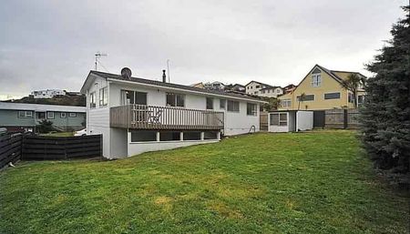 Warm, dry, amazing views and a great backyard - Photo 5