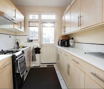 3 Bed Terraced House, Dereham Road, IG11 - Photo 4