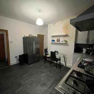 Room in a Shared House, Bellbrooke Place, LS9 - Photo 2