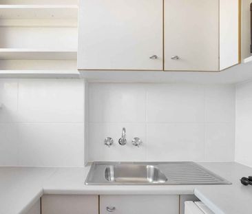 Perfectly Positioned Studio Apartment with Leafy Outlook - Photo 4