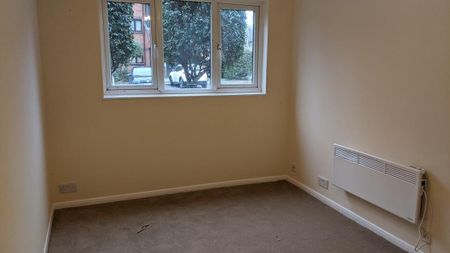 2 bed flat to rent in Pavilion Way, Edgware, HA8 - Photo 3