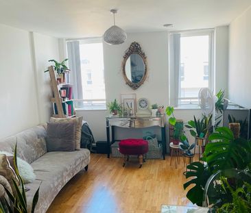 1 Bed Flat, Dowells Street, SE10 - Photo 2